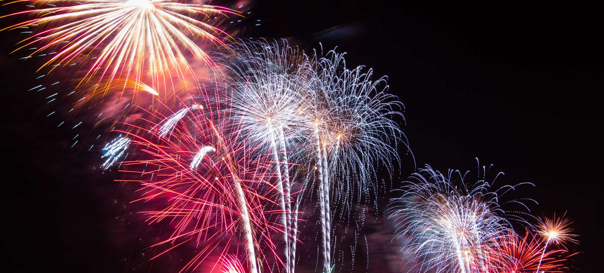韓国で見られる鮮やかな花火をイメージした、夜空に打ち上がる花火。 韓国で見られる鮮やかな花火をイメージした、夜空に打ち上がる花火。