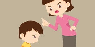 韓国の茶色の背景の前で息子に怒鳴る女性。 韓国の茶色の背景の前で息子に怒鳴る女性。