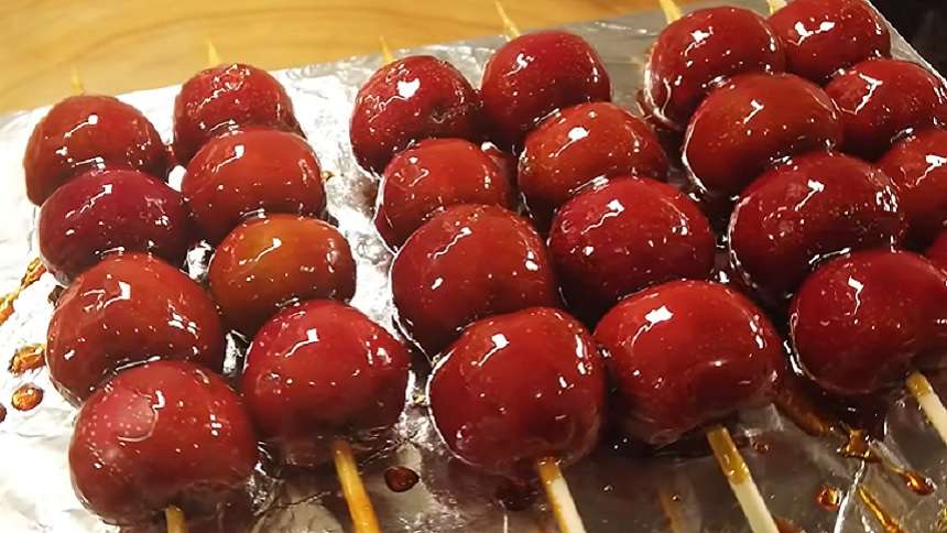 韓国風サクランボを串に刺してソースをかけたもの。