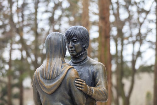 韓国の抱き合う男女の像。
