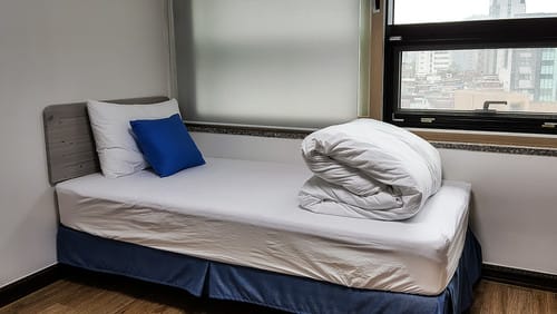 窓の隣の小さな部屋にある韓国式ベッド。