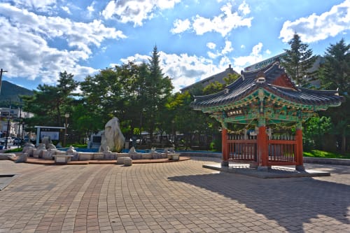 韓国の広場の真ん中にある噴水のある塔。 韓国の広場の真ん中にある噴水のある塔。