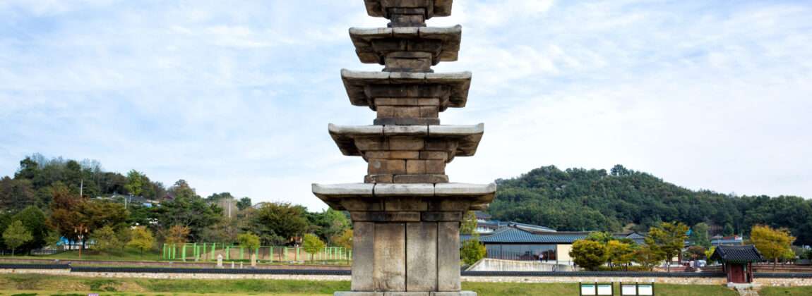 韓国の野原の真ん中にある石塔。