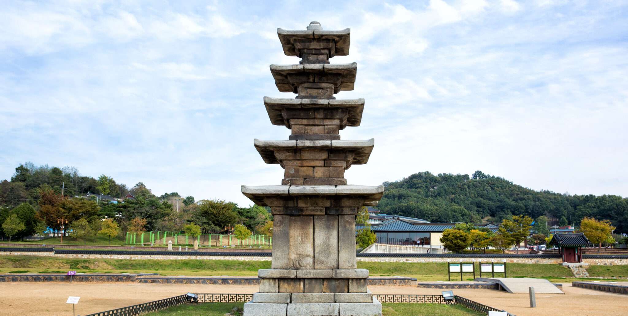 韓国の野原の真ん中にある石塔。