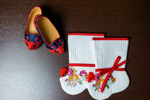 韓国からの赤いストッキングと赤い靴。