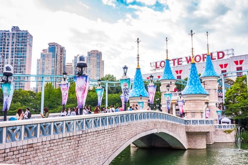 城を背景に川にかかる橋。韓国の伝統建築の美しさを表しています。