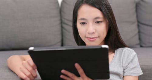 韓国女性が座っている