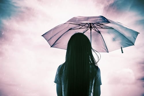 韓国の雨の中で傘をさす女の子。