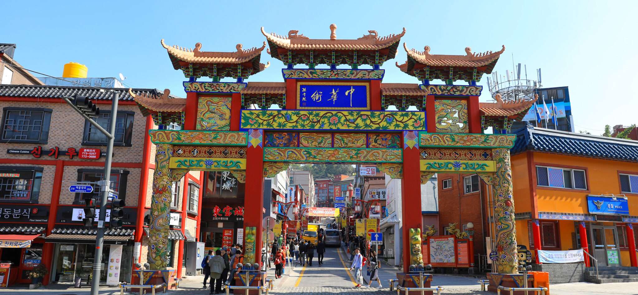 街の真ん中にある中国風のアーチ道。