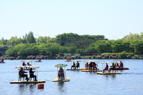 韓国の水域でいかだに乗る人々のグループ。 韓国の水域でいかだに乗る人々のグループ。