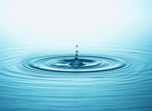 韓国の青い背景に水滴。