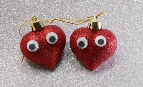 韓国からの目の付いた 2 つの赤いハートの飾り。
