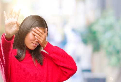 手で顔を覆う韓国の女性。 手で顔を覆う韓国の女性。