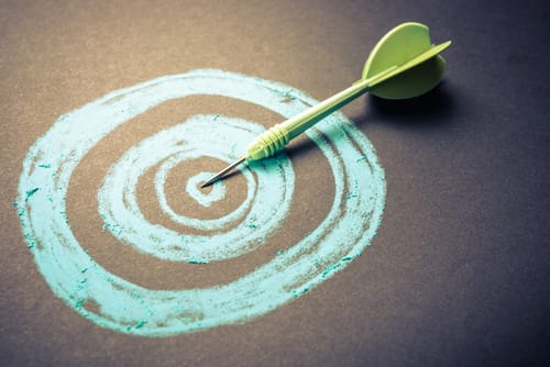 緑色のダーツが円の中心にあります。 緑色のダーツが円の中心にあります。