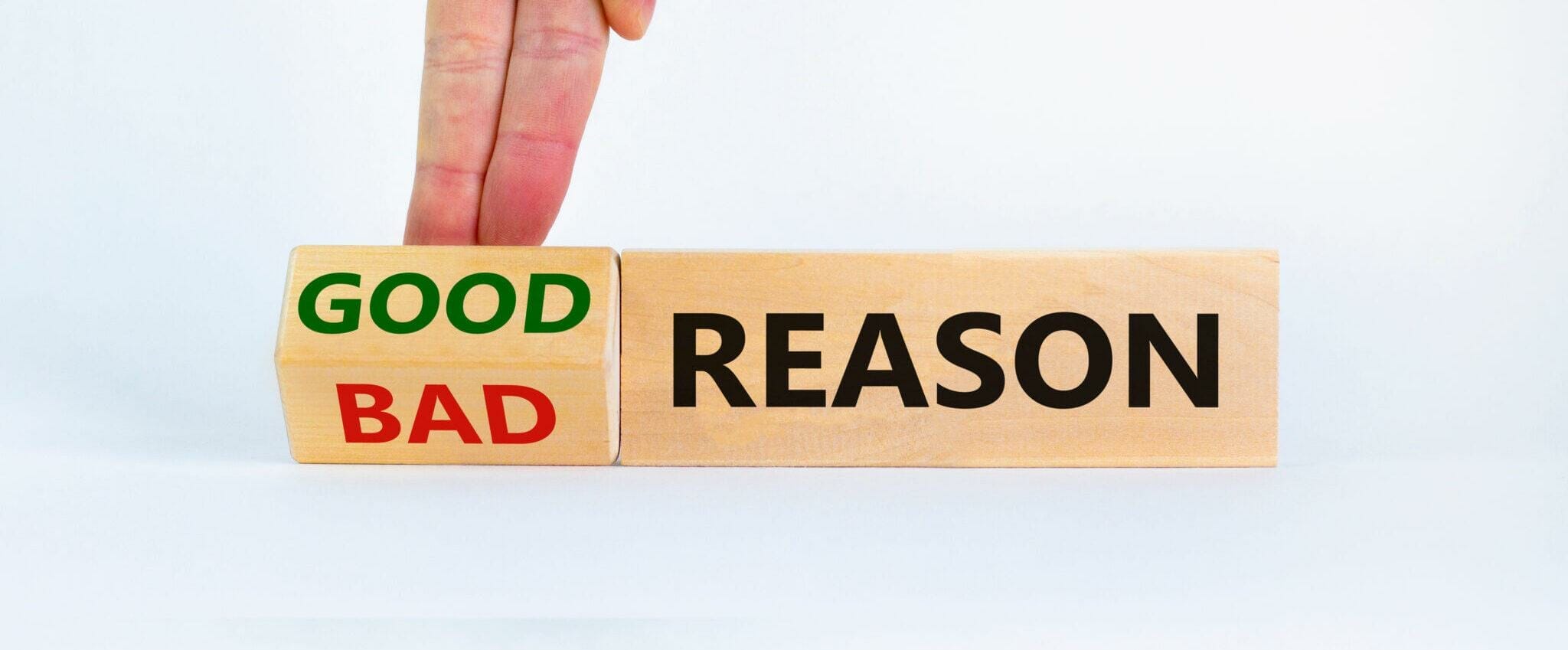 人の指が木のブロックの上にそっと置かれています。 人の指が木のブロックの上にそっと置かれています。