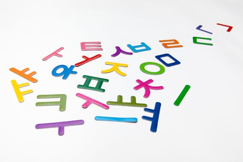 白い表面に韓国を思わせるカラフルな文字の束。 白い表面に韓国を思わせるカラフルな文字の束。