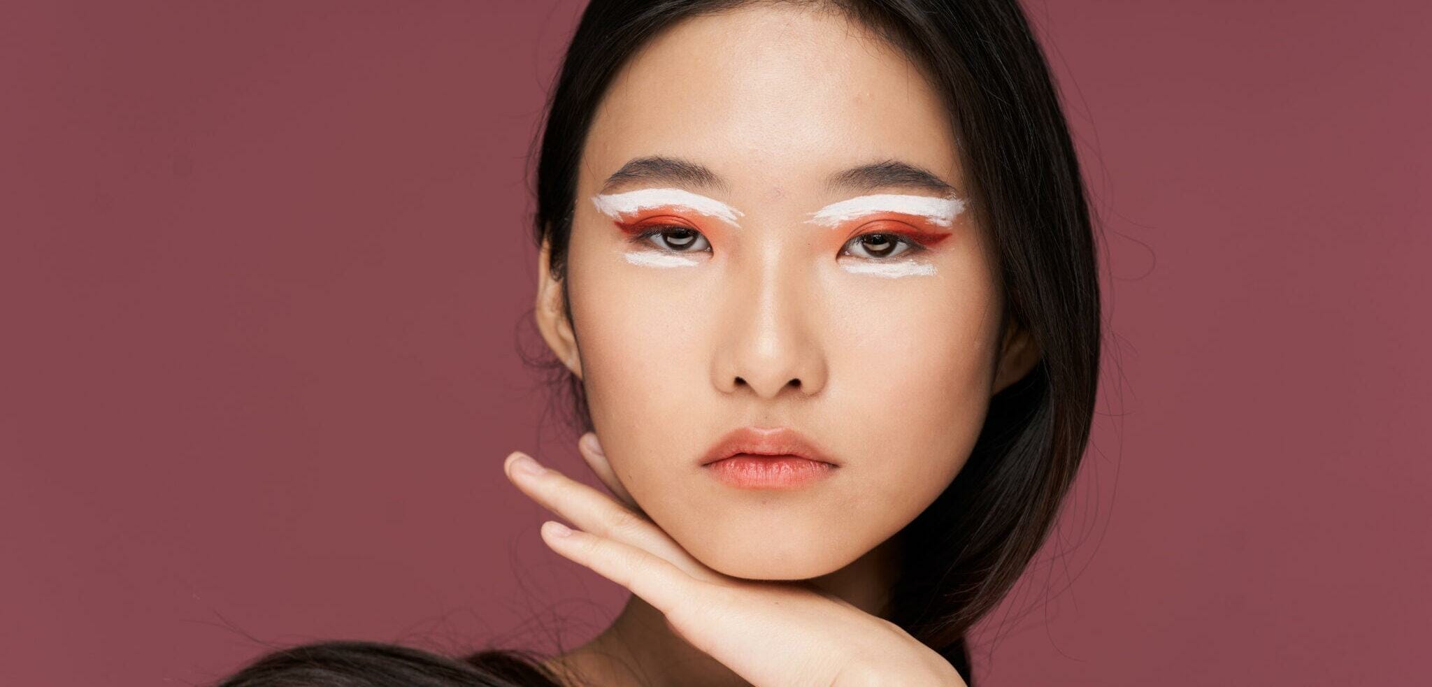 顔に化粧をした若い韓国人女性。