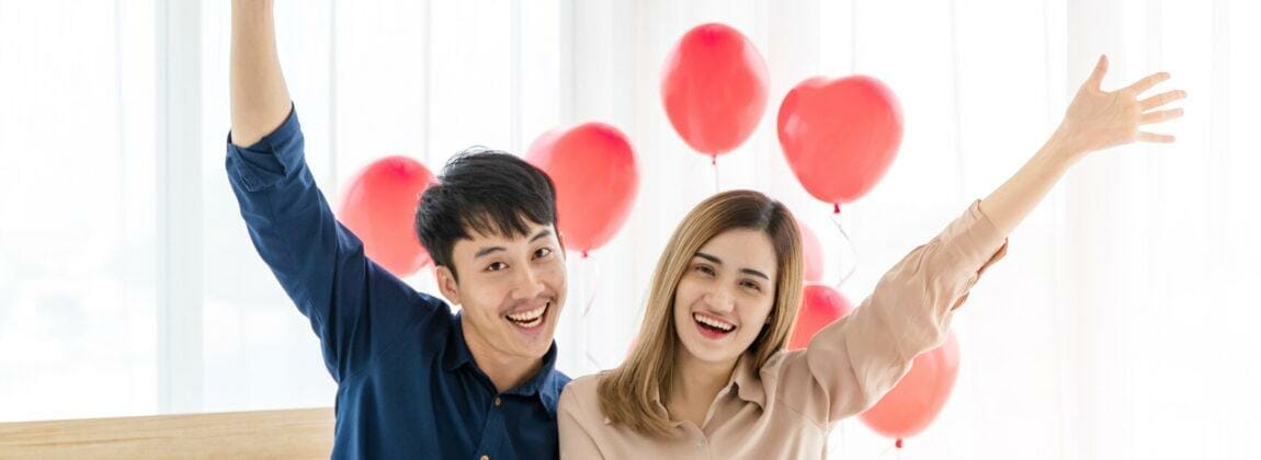 韓国の風船を持つ男女。