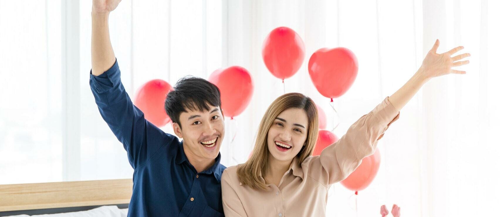 韓国の風船を持つ男女。