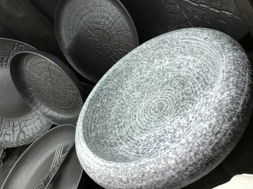 テーブルの上に置かれた皿やボウルのグループは、韓国の絶妙な職人技を示しています。 テーブルの上に置かれた皿やボウルのグループは、韓国の絶妙な職人技を示しています。