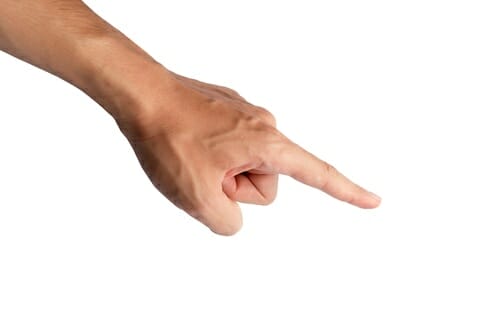 韓国の白い背景に何かを指している男性の手。