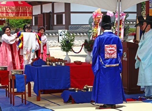 韓国の伝統衣装を着た人々のグループ。 韓国の伝統衣装を着た人々のグループ。