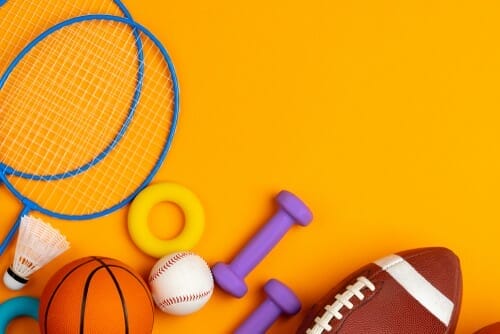 黄色の背景に韓国のおもちゃやスポーツ用品。 黄色の背景に韓国のおもちゃやスポーツ用品。