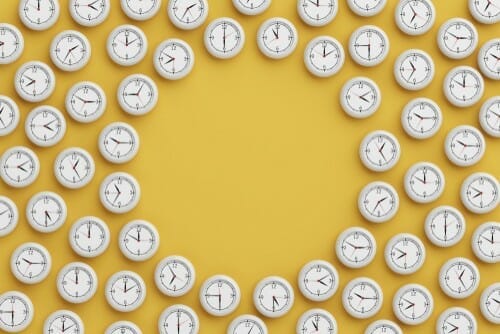 韓国の美学からインスピレーションを得た、黄色の背景に円形に配置された時計のグループ。