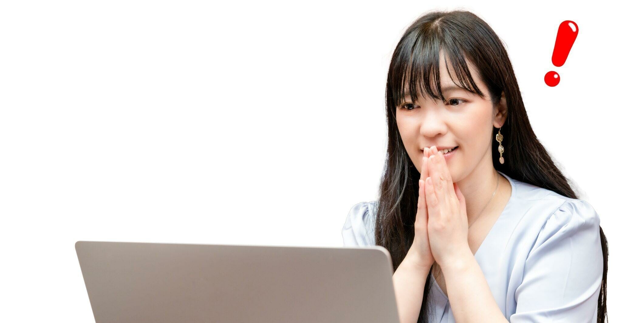 ラップトップを使用しながら手で口を覆う韓国の女性。