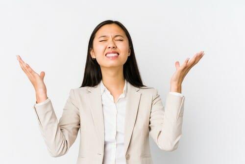 白い壁に手を伸ばす韓国の若いビジネスウーマン。