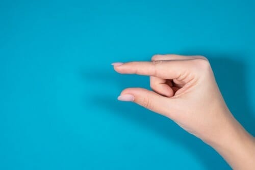 韓国では青い背景に女性の手が何かを指している。