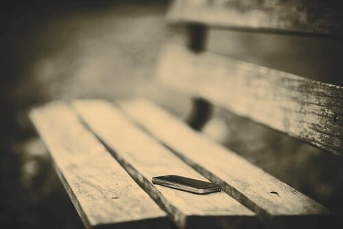 韓国の木のベンチに携帯電話が置かれている。