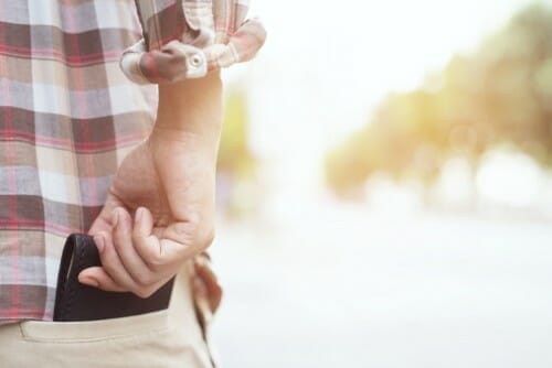 韓国
韓国から来た男性がポケットに携帯電話を入れている。