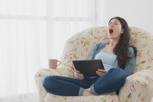 韓国女性あくび