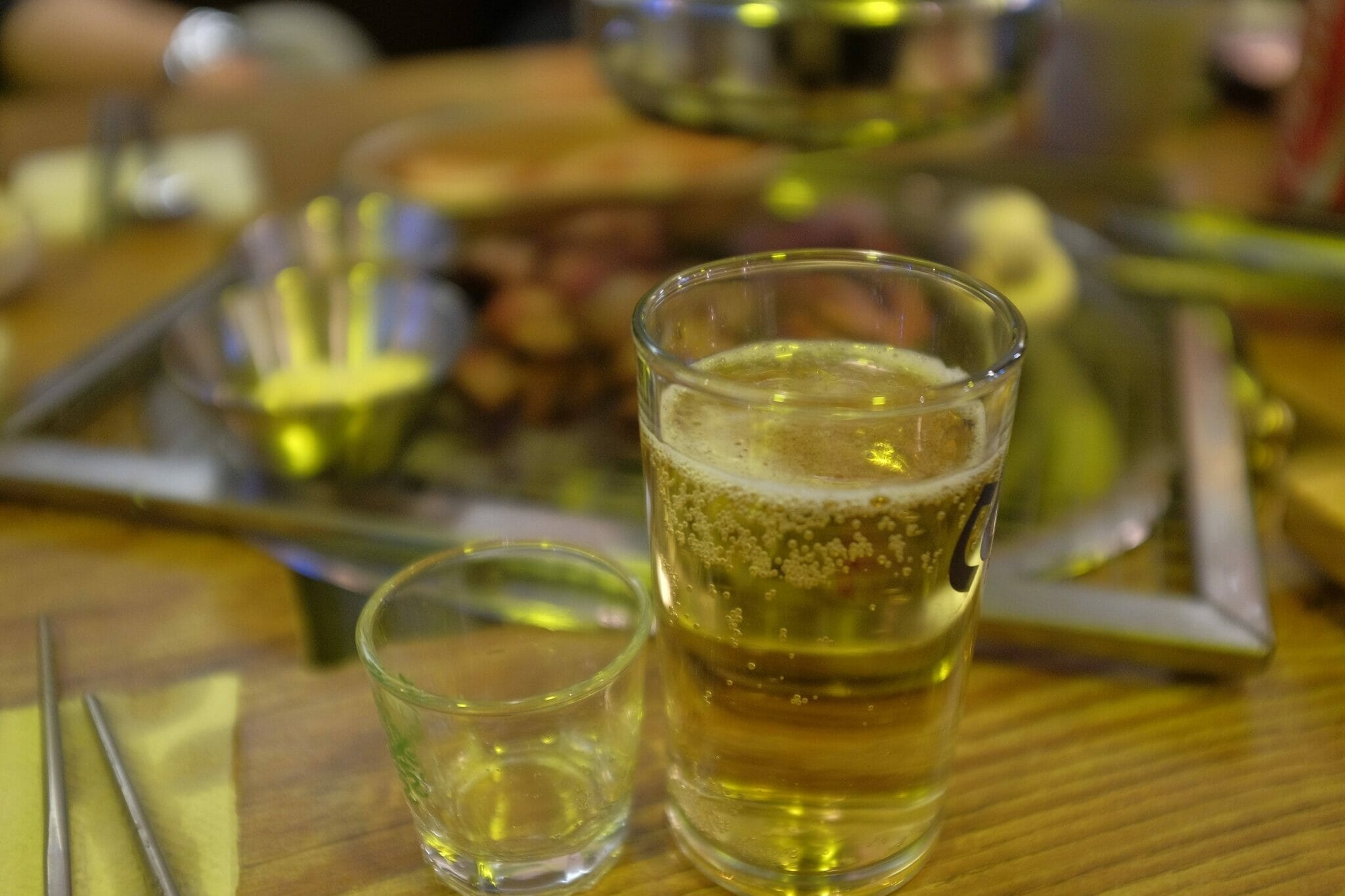 韓国のテーブルに置かれたビールのグラス。