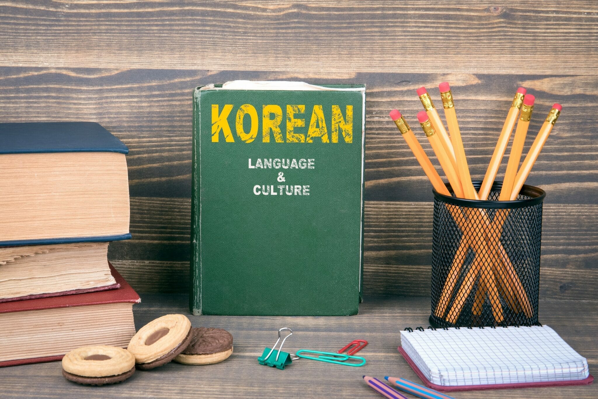 木製のテーブルの上に韓国の言語と文化の本。