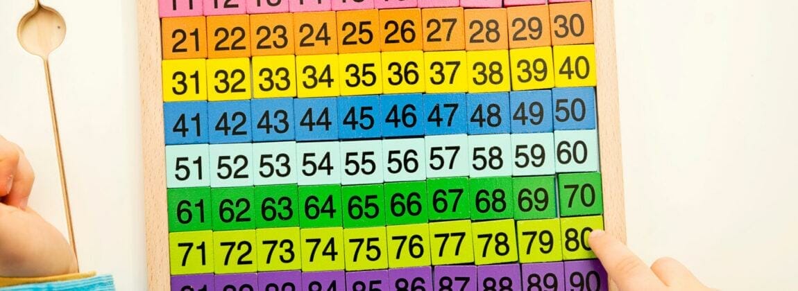 韓国を含むさまざまな国の数字が入ったカラフルなブロックのグループ。