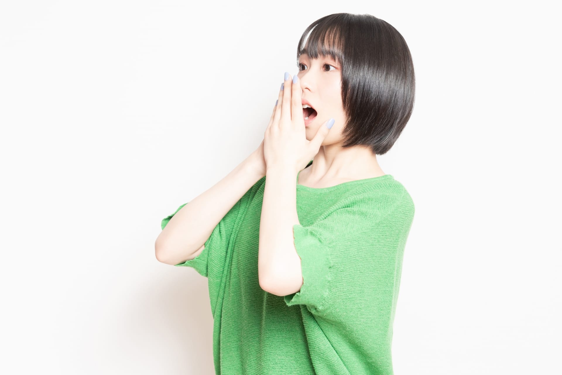 黒い短髪に緑のシャツを着た人物が両手で口を覆い、真っ白な背景を背景に、まるで韓国語で何か面白いことを聞いたばかりのように、本当に驚いた表情を見せている。. 黒い短髪に緑のシャツを着た人物が両手で口を覆い、真っ白な背景を背景に、まるで韓国語で何か面白いことを聞いたばかりのように、本当に驚いた表情を見せている。.