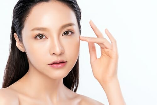 韓国の女性が目に指を当てています。
