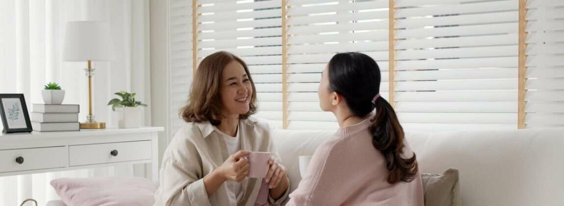 韓国でソファに座って話し合う2人の女性。