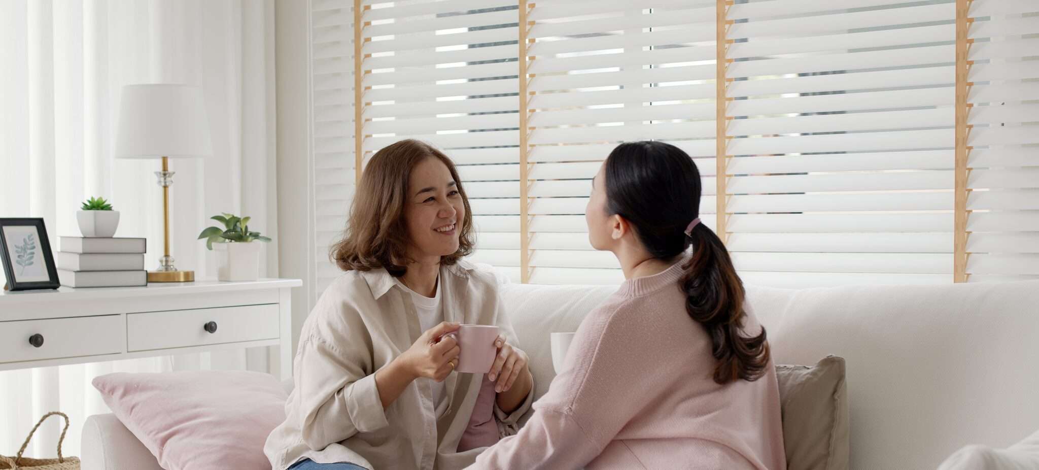 韓国でソファに座って話し合う2人の女性。