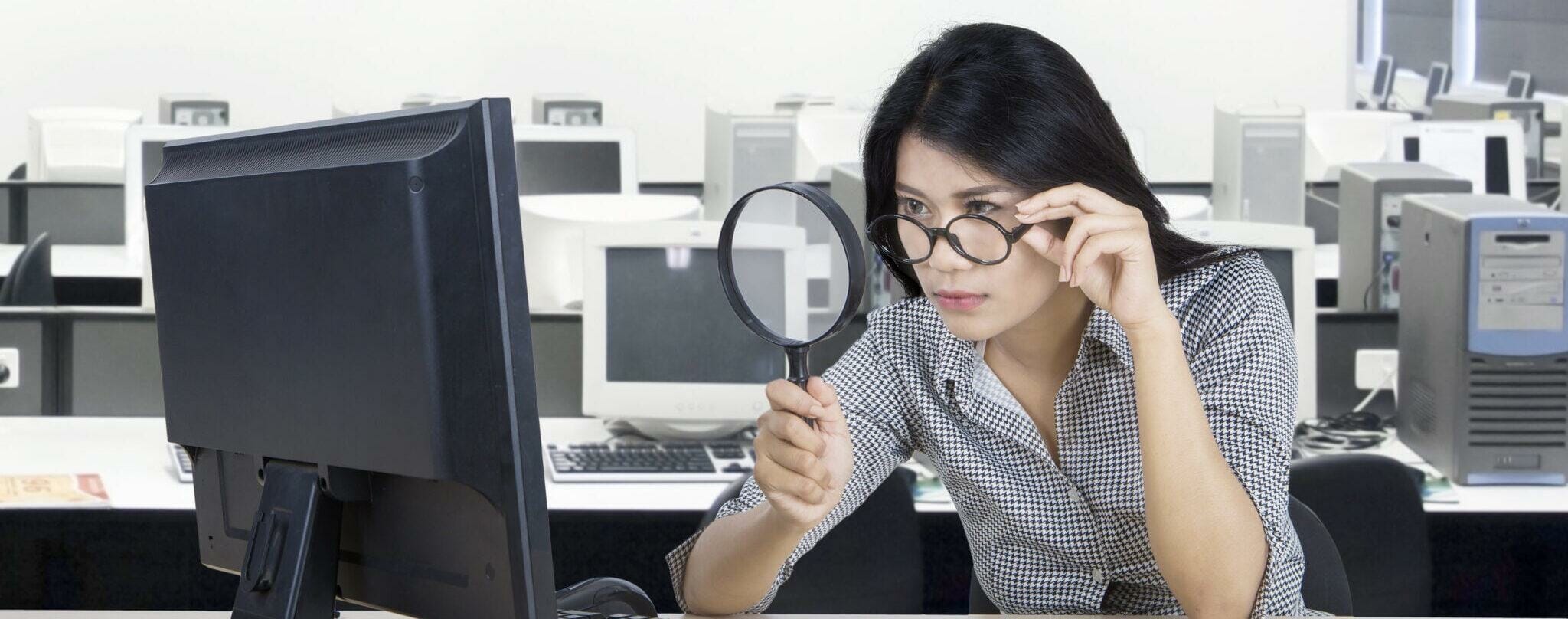 虫眼鏡を通して物体を調べる韓国の女性。 虫眼鏡を通して物体を調べる韓国の女性。