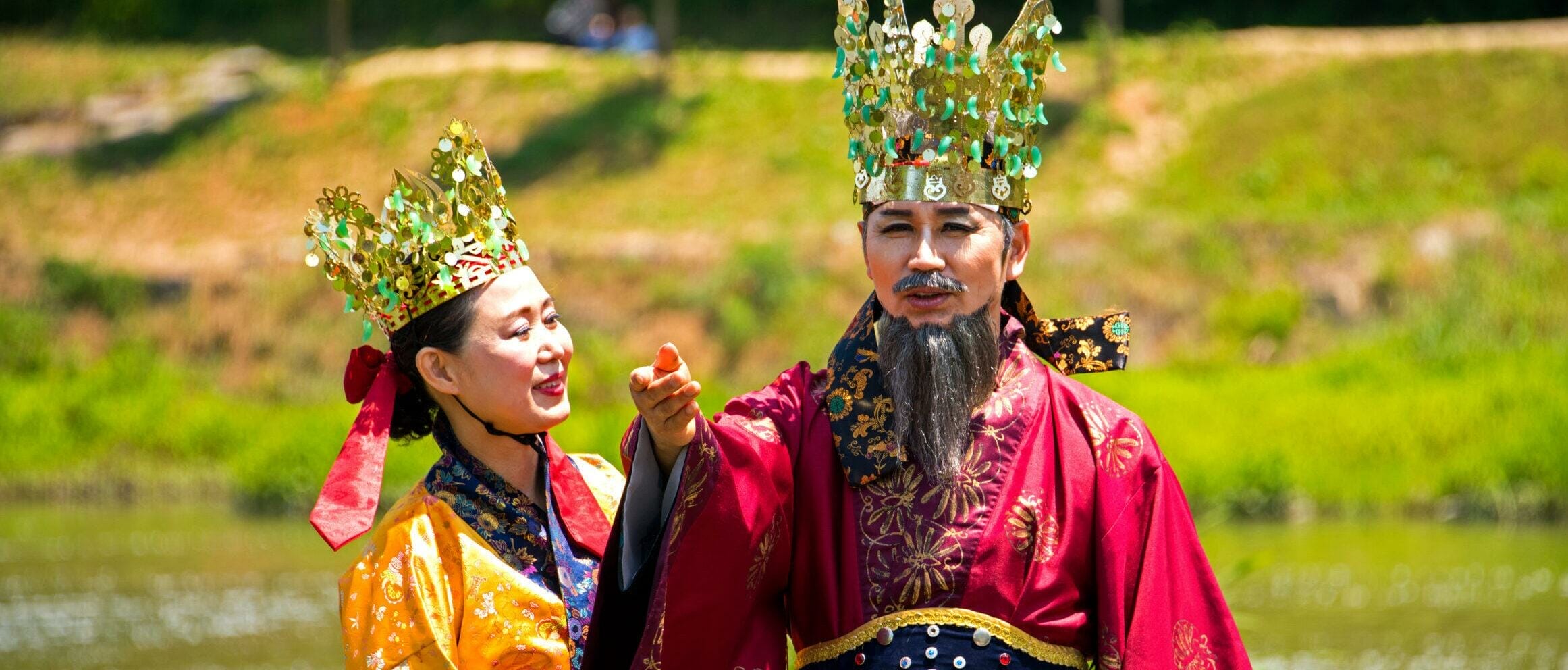 韓服を着た男女。