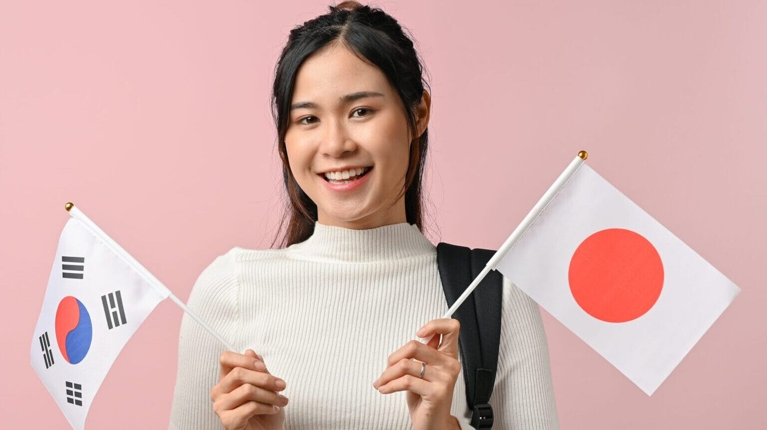 韓国の国旗を持った女性。