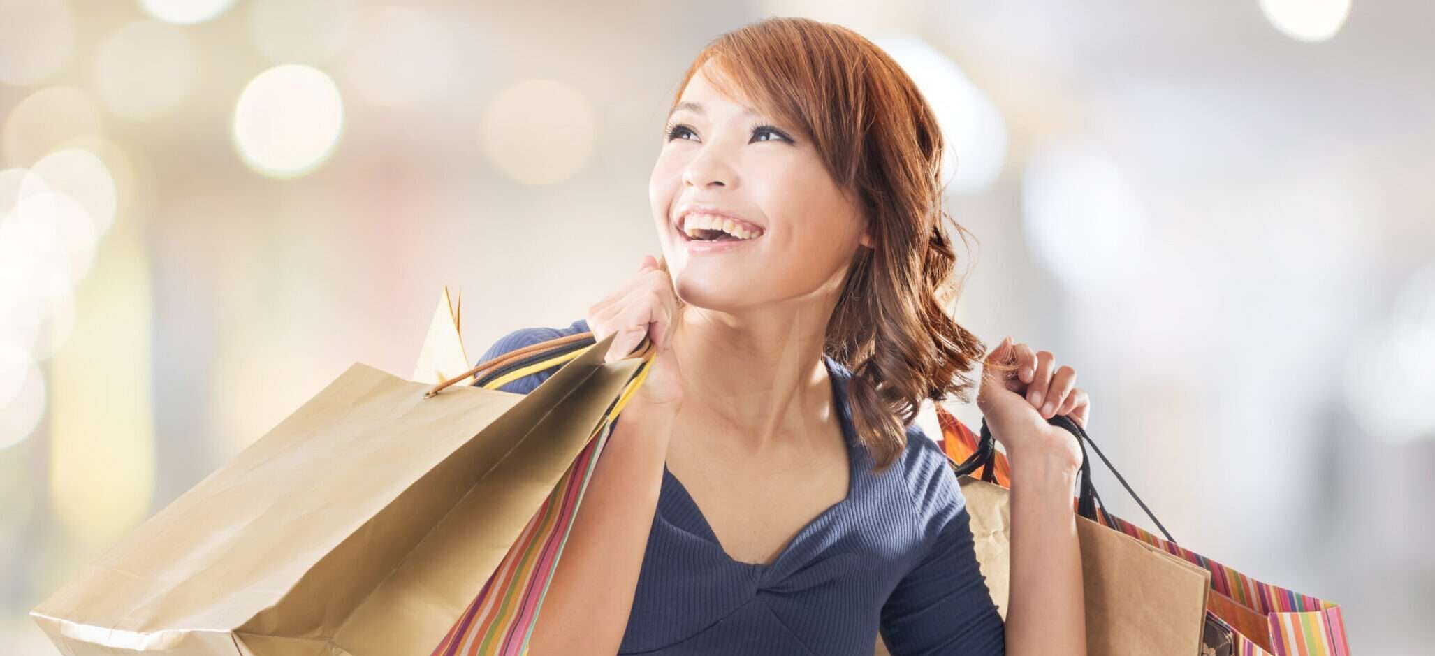 買い物袋を持って微笑む韓国の女性。