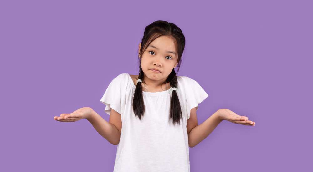 韓国の紫色の背景に手を広げた若い女の子。 韓国の紫色の背景に手を広げた若い女の子。