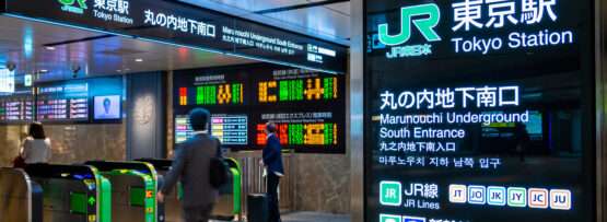 東京駅丸の内地下南口では、改札口で人々が行き交い、JR線や成田エクスプレスの標識が人々の注目を集めている。近くには、韓国語教室があり、学習意欲のある人向けに韓国語のレッスンを行っている。