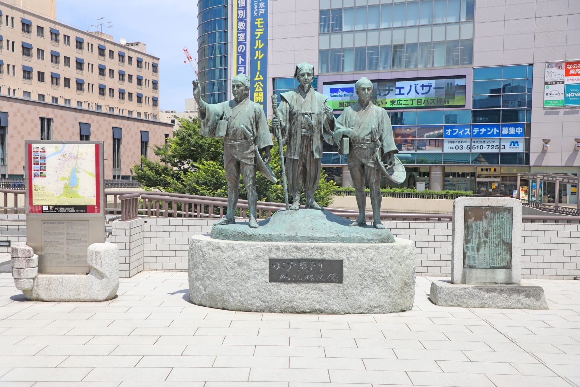 水戸市の中心部には、歴史上の 3 人の人物の像が、銘板に囲まれた石の台座の上に誇らしげに立っています。都市の背景がこの歴史への敬意を引き立てています。近くでは、韓国語教室マンツーマンのセッションでユニークな文化の融合を発見してください。.