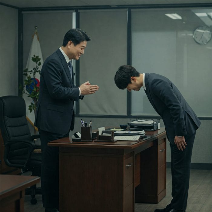 オフィスで上司に挨拶する社員