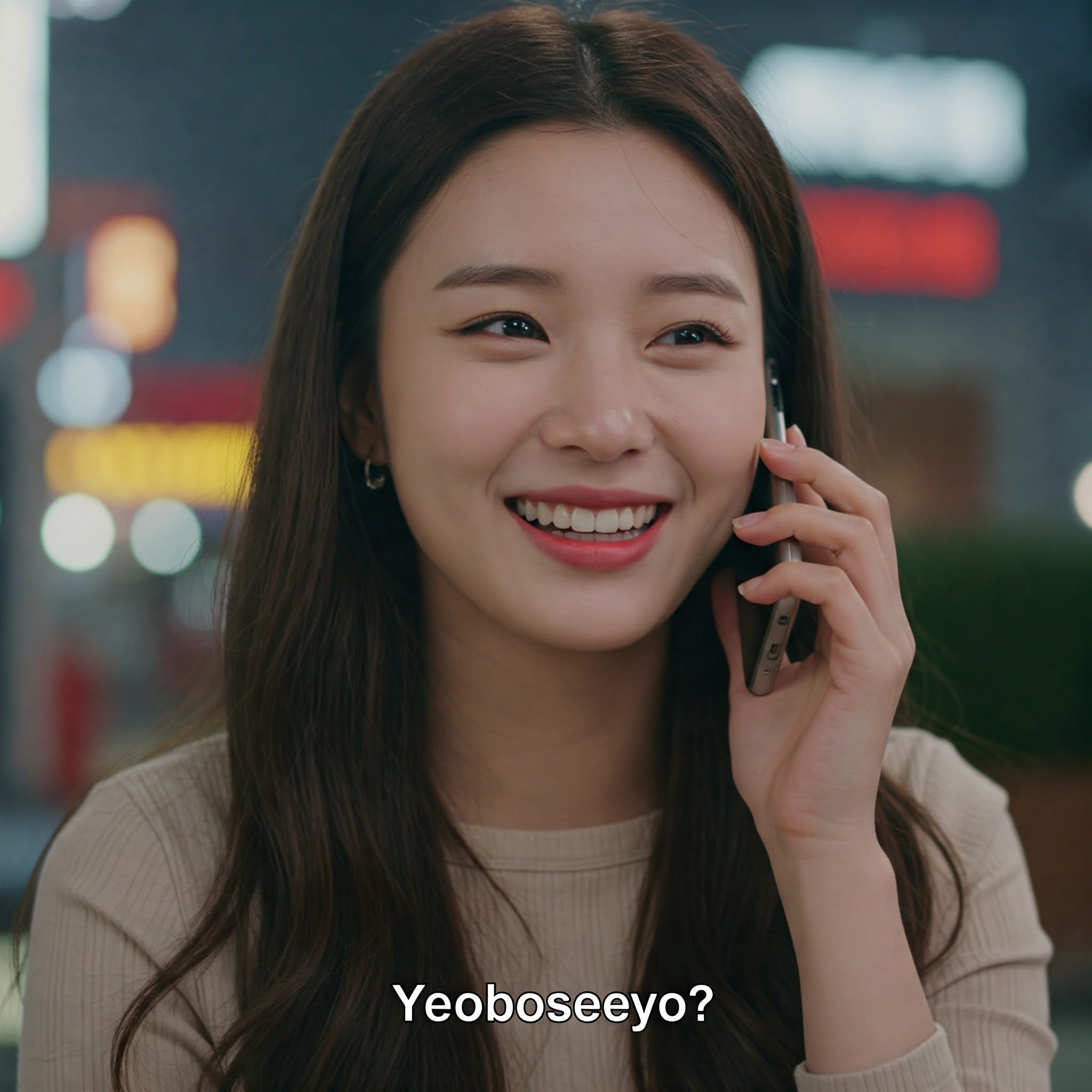 長い茶色の髪をした若い女性が電話で話しながら微笑んでいる。字幕には「ヨボシヨ?」と書かれている。. 長い茶色の髪をした若い女性が電話で話しながら微笑んでいる。字幕には「ヨボシヨ?」と書かれている。.